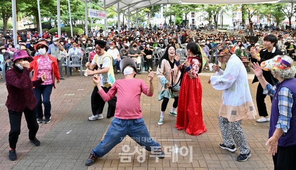 음성품바축제, 셋째날 무르익은 축제장...품바가락과 얼쑤~