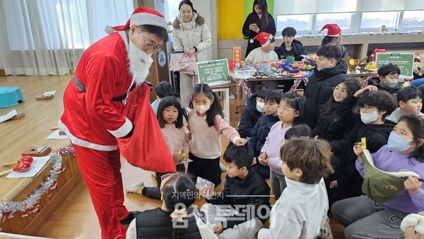▲지난 26일 음성군 오선초등학교에서 행복 나눔 크리스마스 마켓이 열리고 있다.